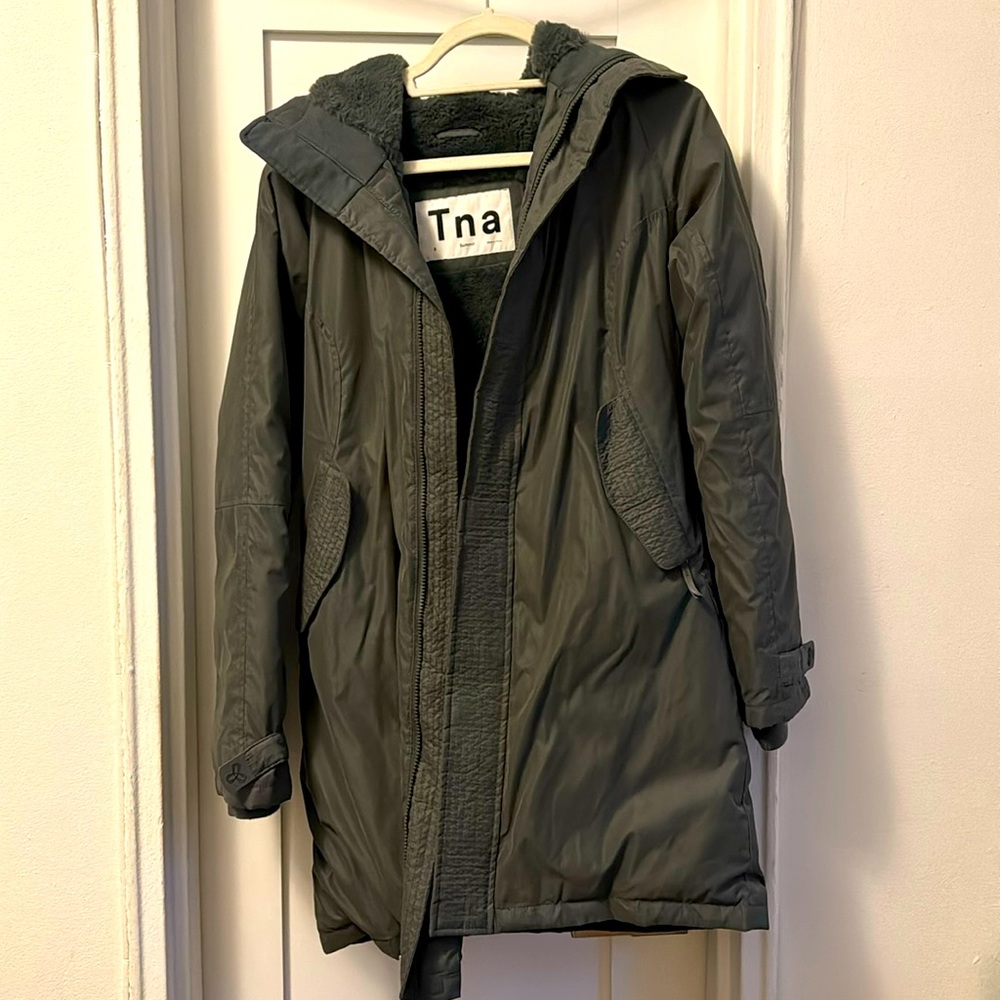 Aritzia SUMMIT Down Jacket Like New (Worn less than 5 times)